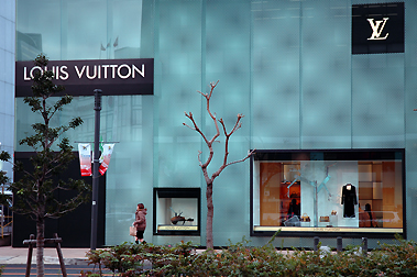 Louis Vuitton Omotesando 5-7-5 Jingumae, Shibuya-ku Architect: Jun Aoki  (2002) In his design for the Louis Vui…